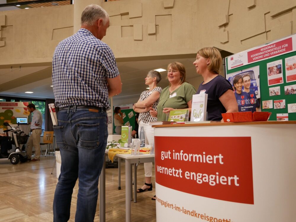 Menschen am Infostand