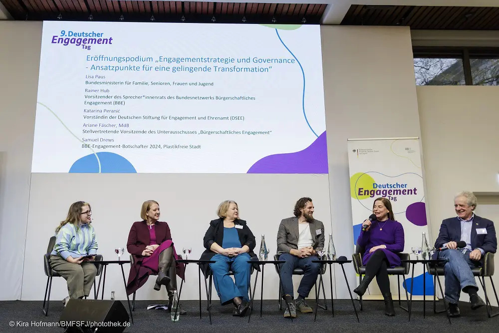 Sechs Personen auf einem Podium beim 9. Deutschen Engagementtag